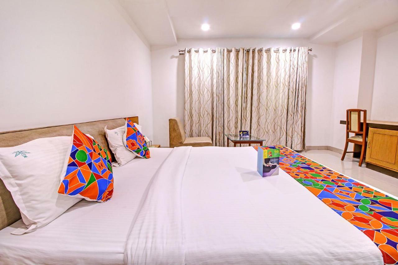 Fabhotel Syberitic Suites Gachibowli - Fully Vaccinated Staff Kondapur  Extérieur photo